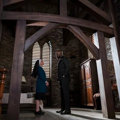 Mike Colter y Andrea Martin en 4x12 titulado 'Miedo al prójimo' de 'Evil'