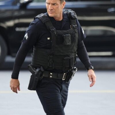 Nathan Fillion en el 6x01 de 'The Rookie'