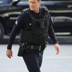Nathan Fillion en el 6x01 de 'The Rookie'