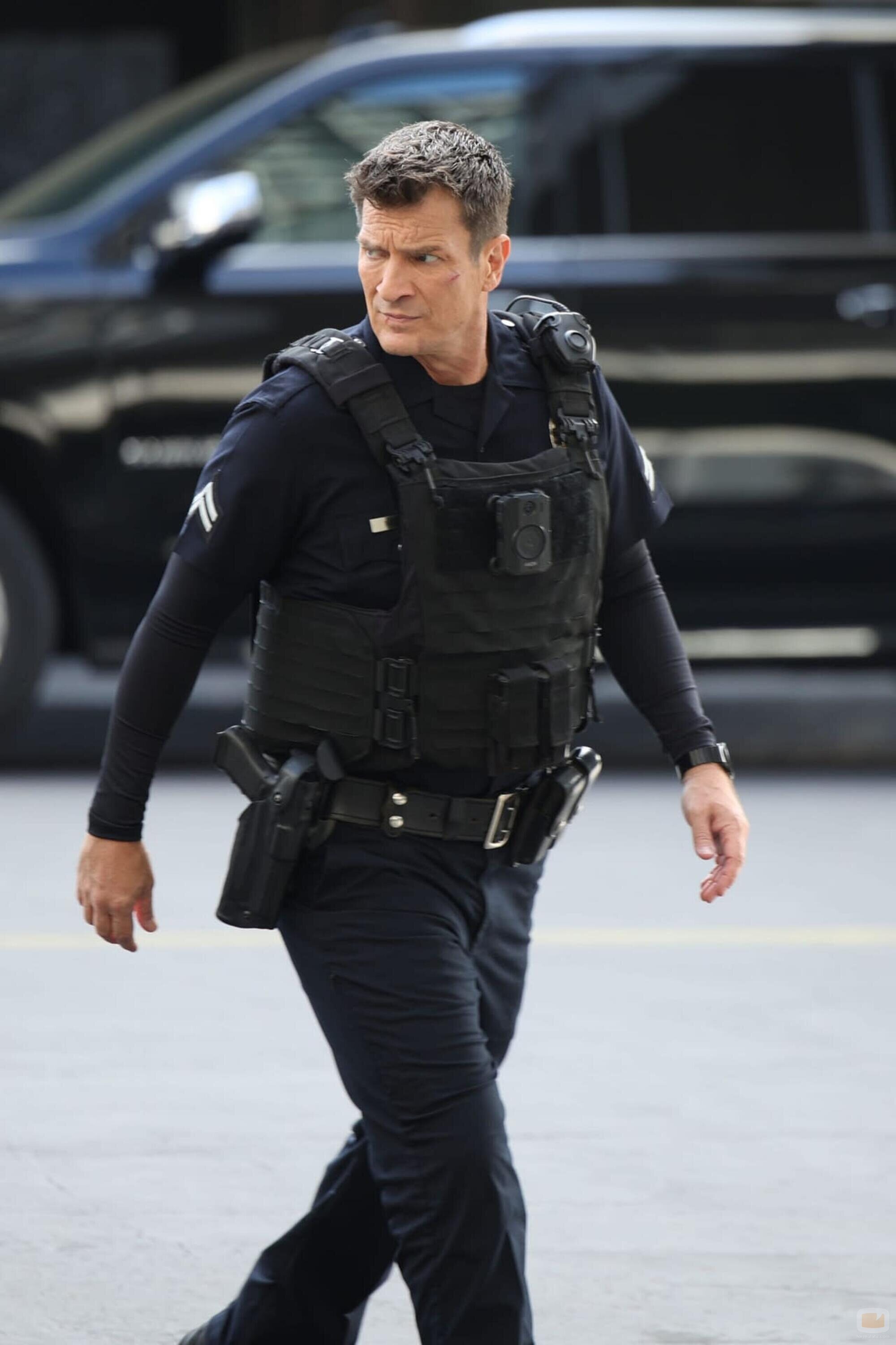 Nathan Fillion en el 6x01 de 'The Rookie'