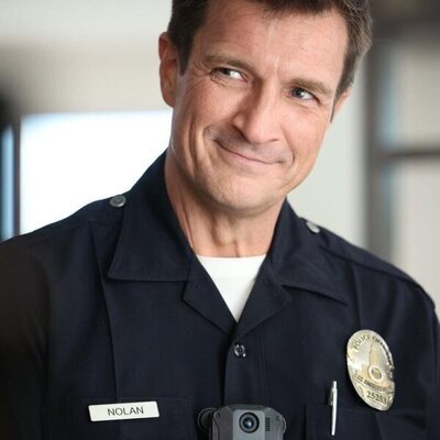 Escena de Nathan Fillion en el 6x01 de 'The Rookie'