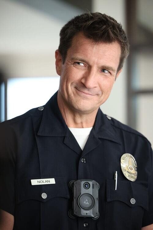 Escena de Nathan Fillion en el 6x01 de 'The Rookie'