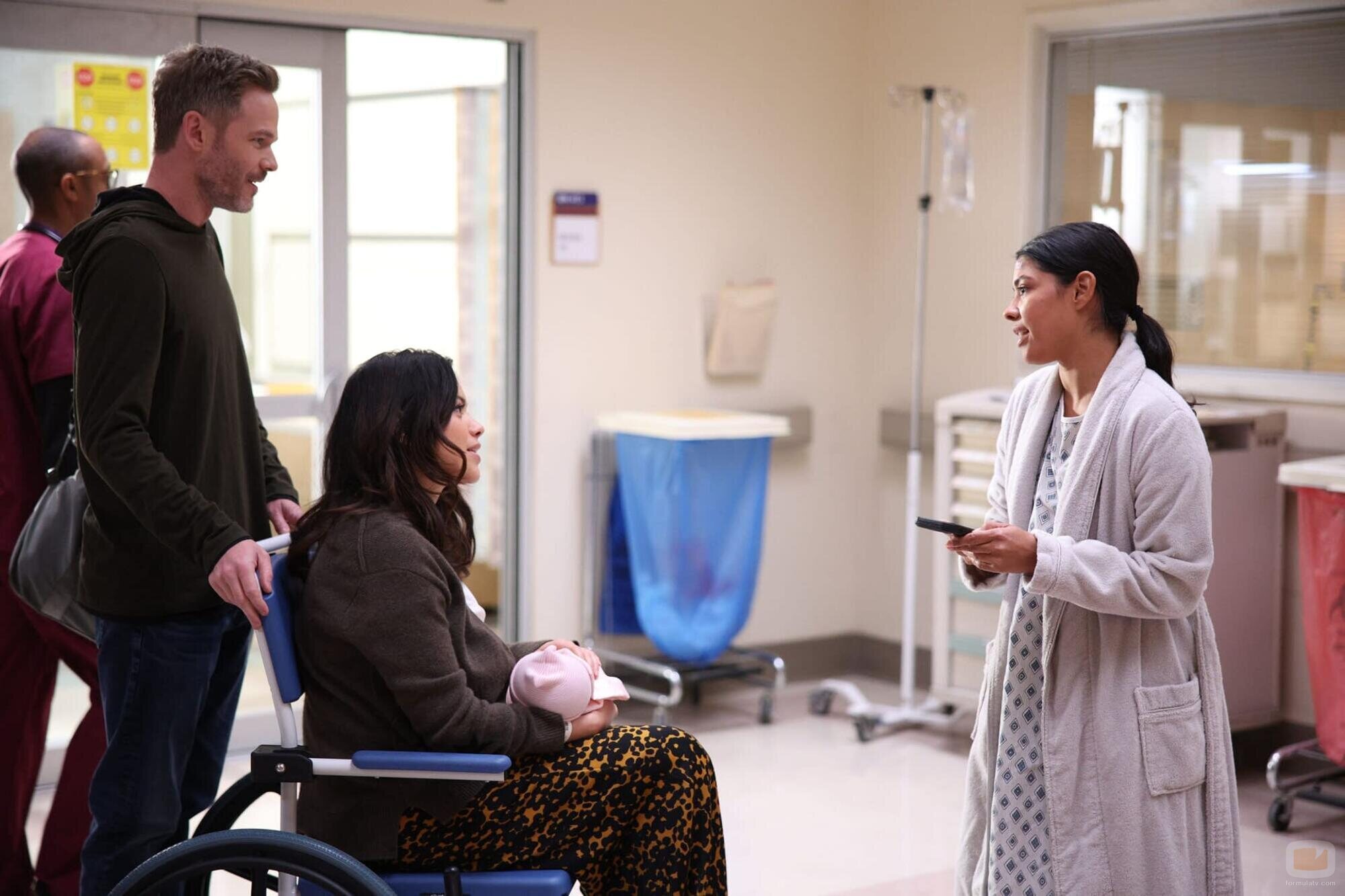 Escena de Shawn Ashmore y Alyssa Diaz en 'Contraatacar' de 'The Rookie'