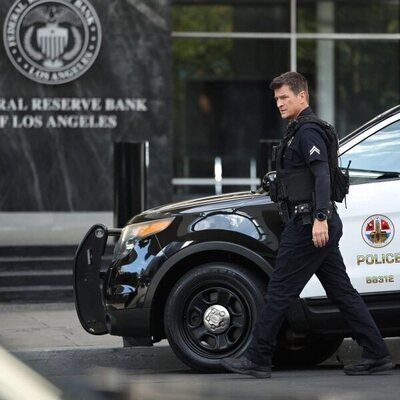 Nathan Fillion en Capítulo 1 titulado 'Contraatacar' de 'The Rookie'