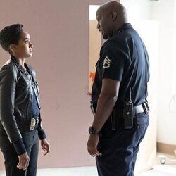 Richard T. Jones y Mekia Cox en 6x01 'Contraatacar' de 'The Rookie'