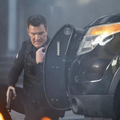 Imagen de Nathan Fillion en 6x01 titulado 'Contraatacar' de 'The Rookie'
