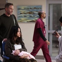 Shawn Ashmore y Alyssa Diaz en el 6x01 de 'The Rookie'
