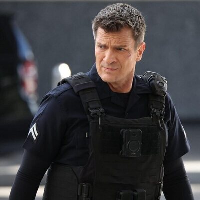 Still de Nathan Fillion en la temporada 6 y el capítulo 01 de 'The Rookie'