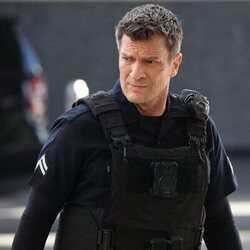 Still de Nathan Fillion en la temporada 6 y el capítulo 01 de 'The Rookie'