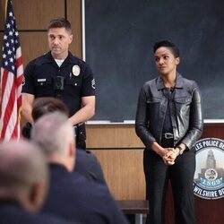 Eric Winter y Mekia Cox en 6x01 'Contraatacar' de 'The Rookie'