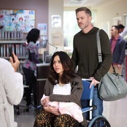 Imagen de Shawn Ashmore y Alyssa Diaz en el 6x01 de 'The Rookie'
