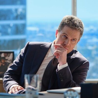 Stephen Amell en el 'Seven Days a Week and Twice on Sunday' de 'Suits: Los Angeles'
