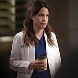 Natalie Morales en el 'Haces que me explote el corazón' de 'Grey's Anatomy'