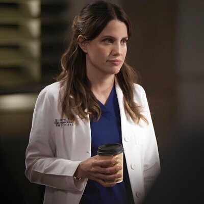Natalie Morales en el 'Haces que me explote el corazón' de 'Grey's Anatomy'