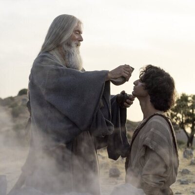 Stephen Lang y Michael Iskander en 'La unción' de 'La casa de David'