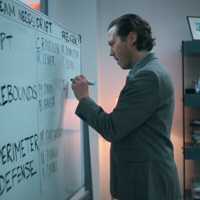 Scott MacArthur en el 1x01 de 'Running Point'