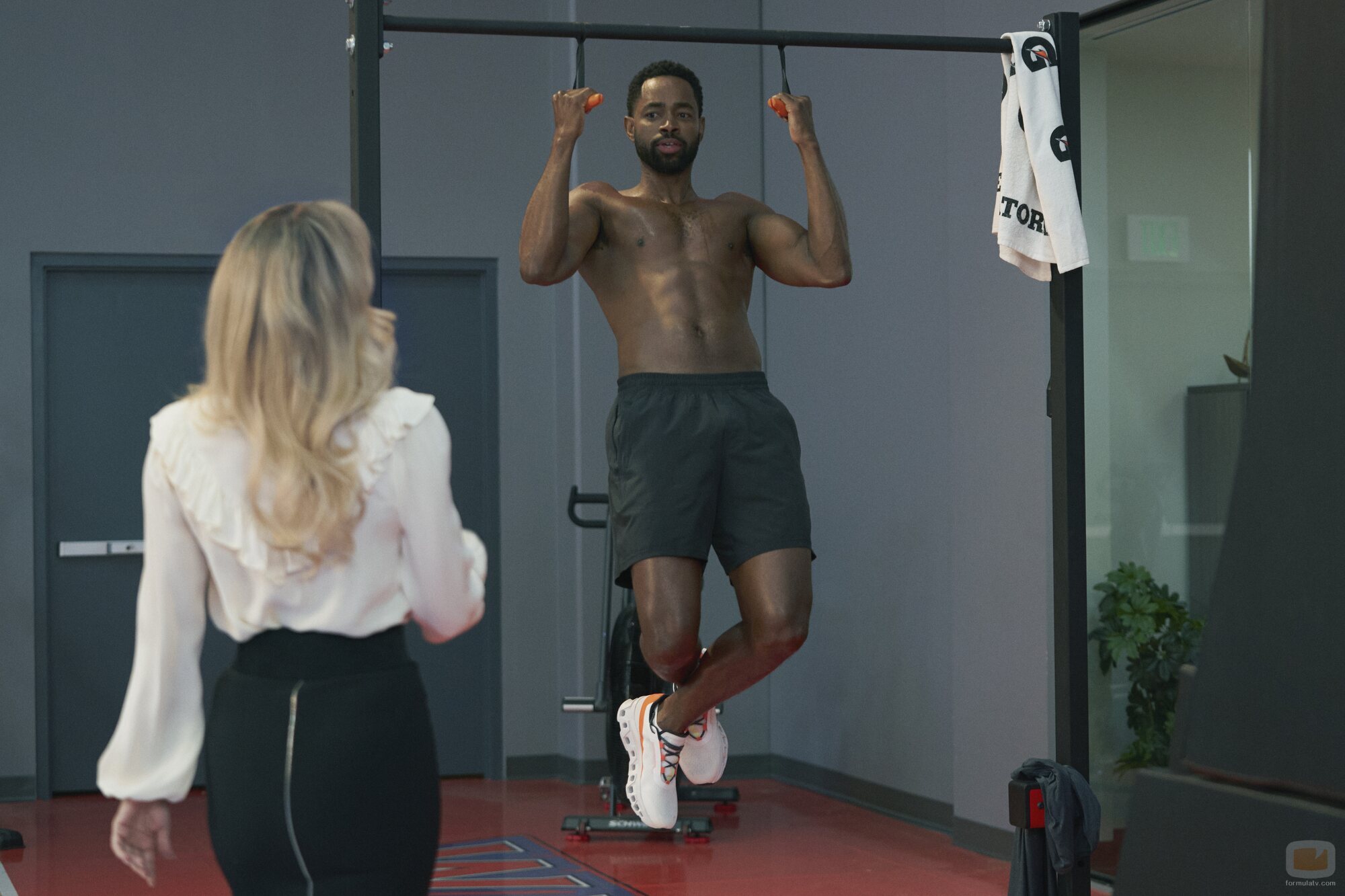 Jay Ellis en la temporada 1 y el capítulo 01 de 'Una nueva jugada'