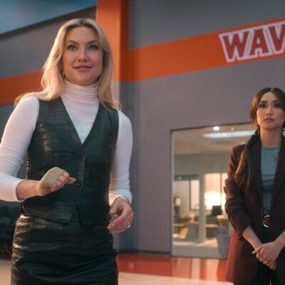 Brenda Song y Kate Hudson en el 1x01 de 'Running Point'