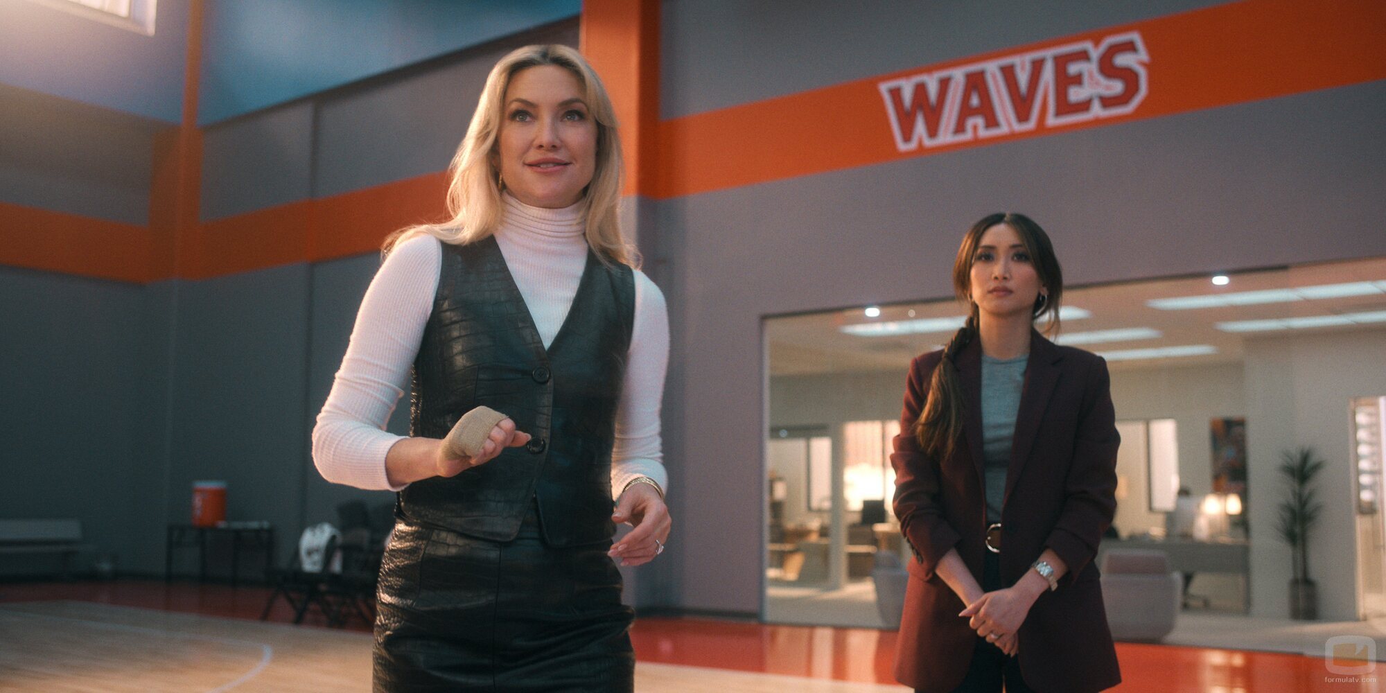 Brenda Song y Kate Hudson en el 1x01 de 'Running Point'