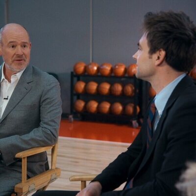 Kate Hudson y Drew Tarver en 1x03 'El asunto Travis Bugg' de 'Una nueva jugada'