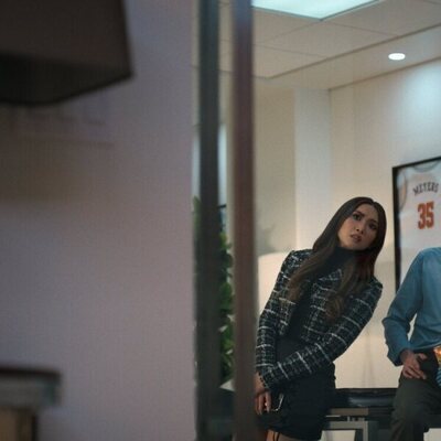 Brenda Song y Fabrizio Guido en 'El asunto Travis Bugg' de 'Running Point'