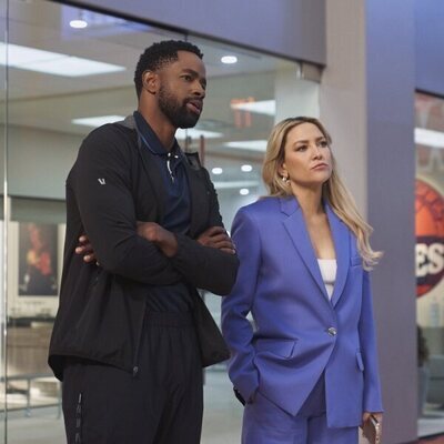 Jay Ellis y Kate Hudson en 'Alma gemela' de 'Running Point'