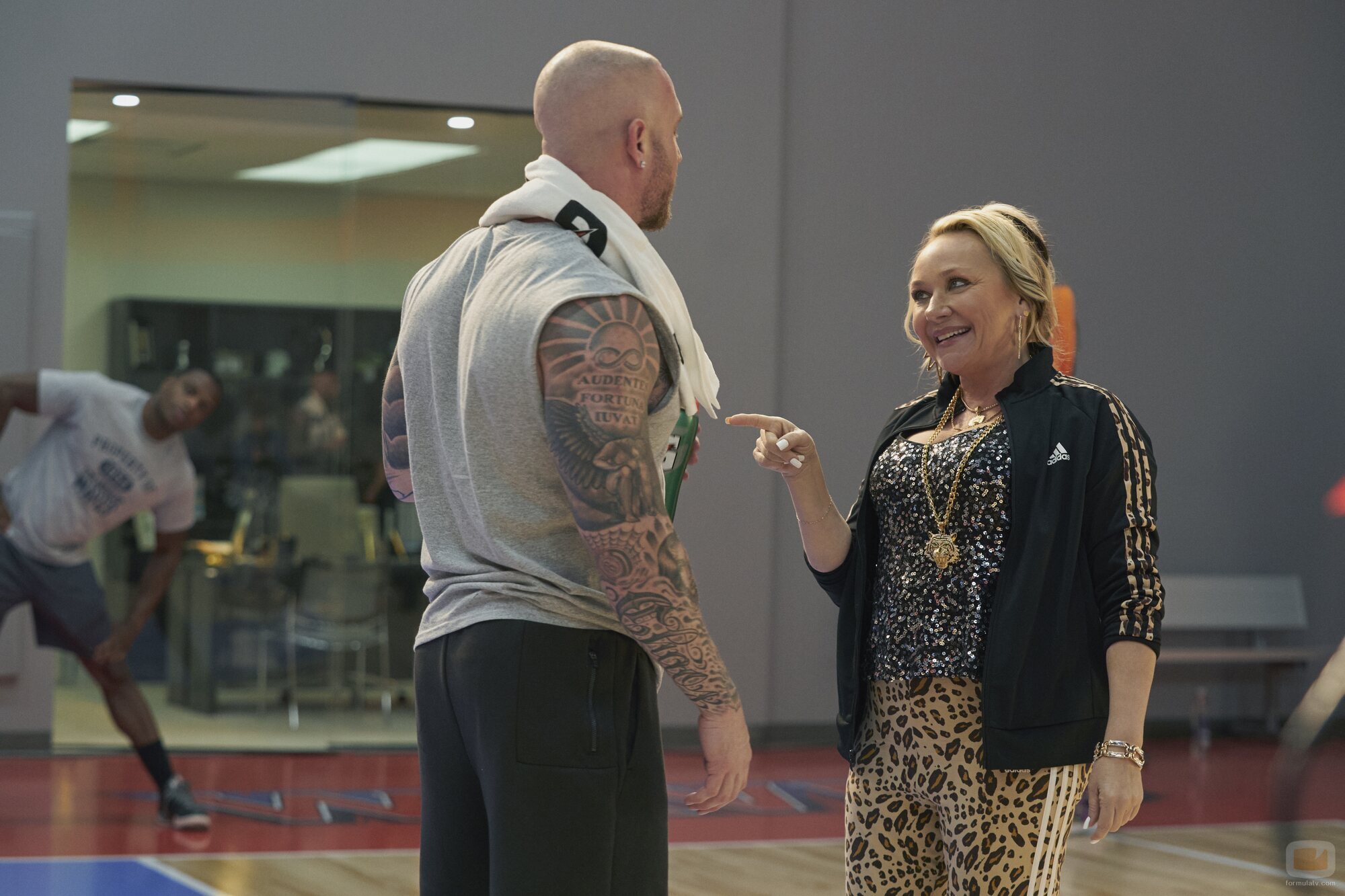 Nicole Sullivan y Chet Hanks en la temporada 1 y el capítulo 07 de 'Una nueva jugada'