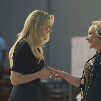Kate Hudson y Nicole Sullivan en el 1x07 de 'Running Point'