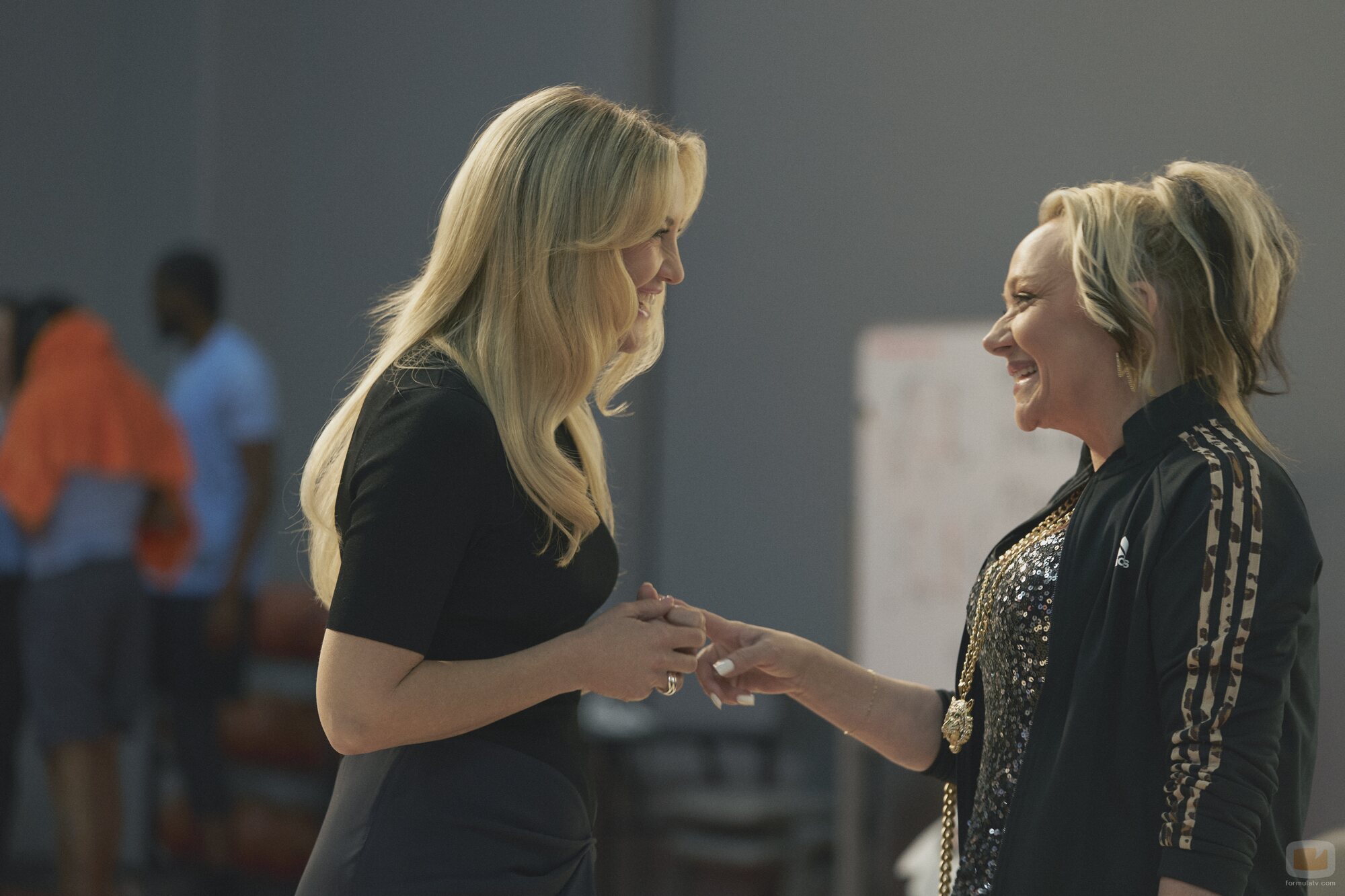 Kate Hudson y Nicole Sullivan en el 1x07 de 'Running Point'