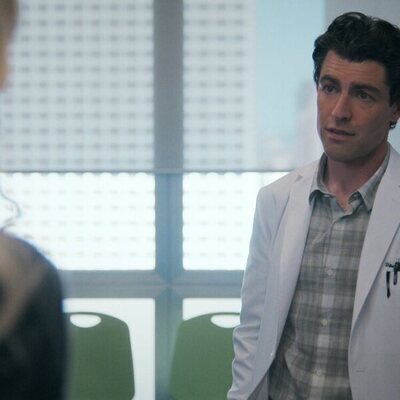 Max Greenfield en Capítulo 10 titulado 'El séptimo partido' de 'Una nueva jugada'