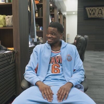 Uche Agada en el 1x10 de 'Una nueva jugada'