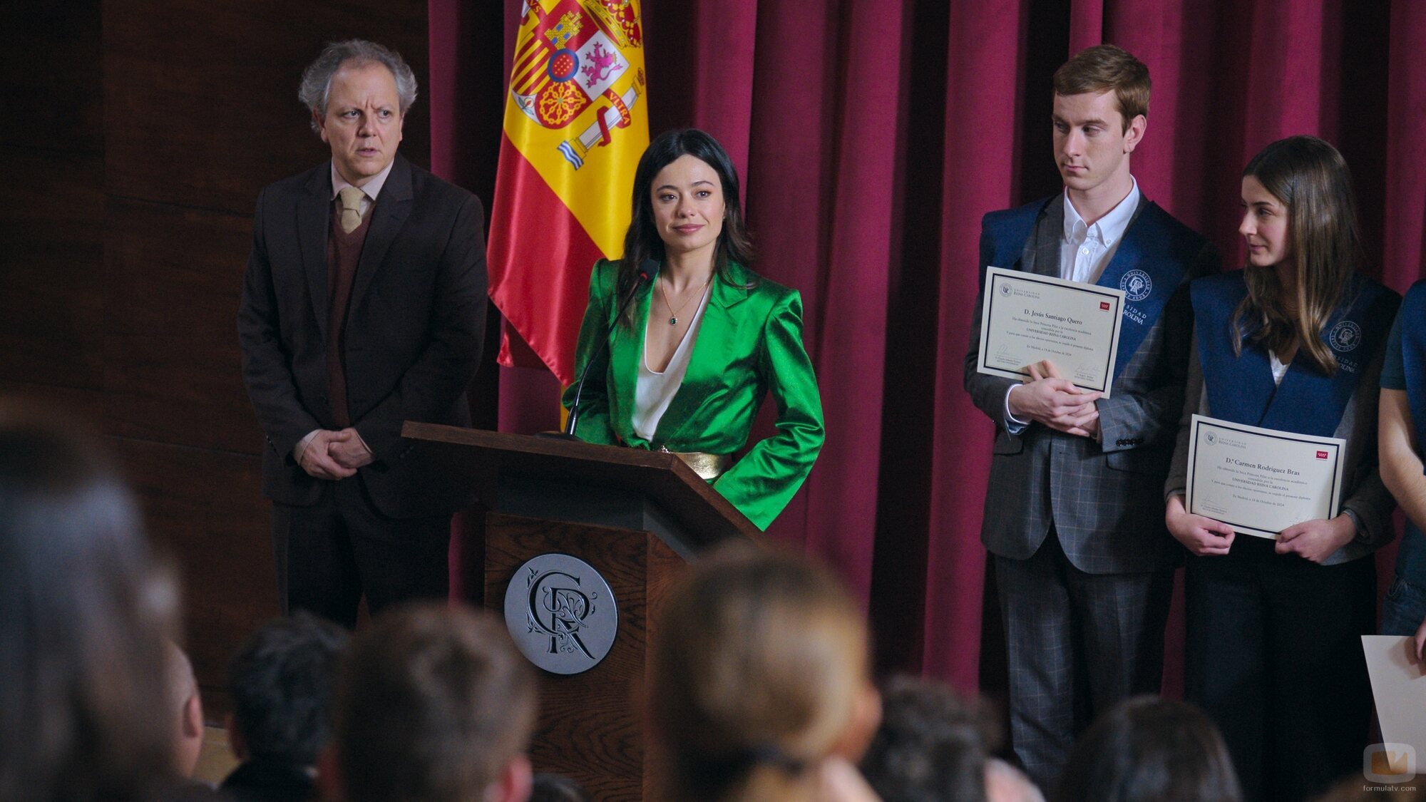 Anna Castillo y Óscar de la Fuente en la temporada 1 y el capítulo 03 de 'Su Majestad'