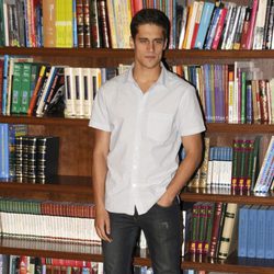Martín Rivas posa como el joven Marcos en la serie 'El Internado' 