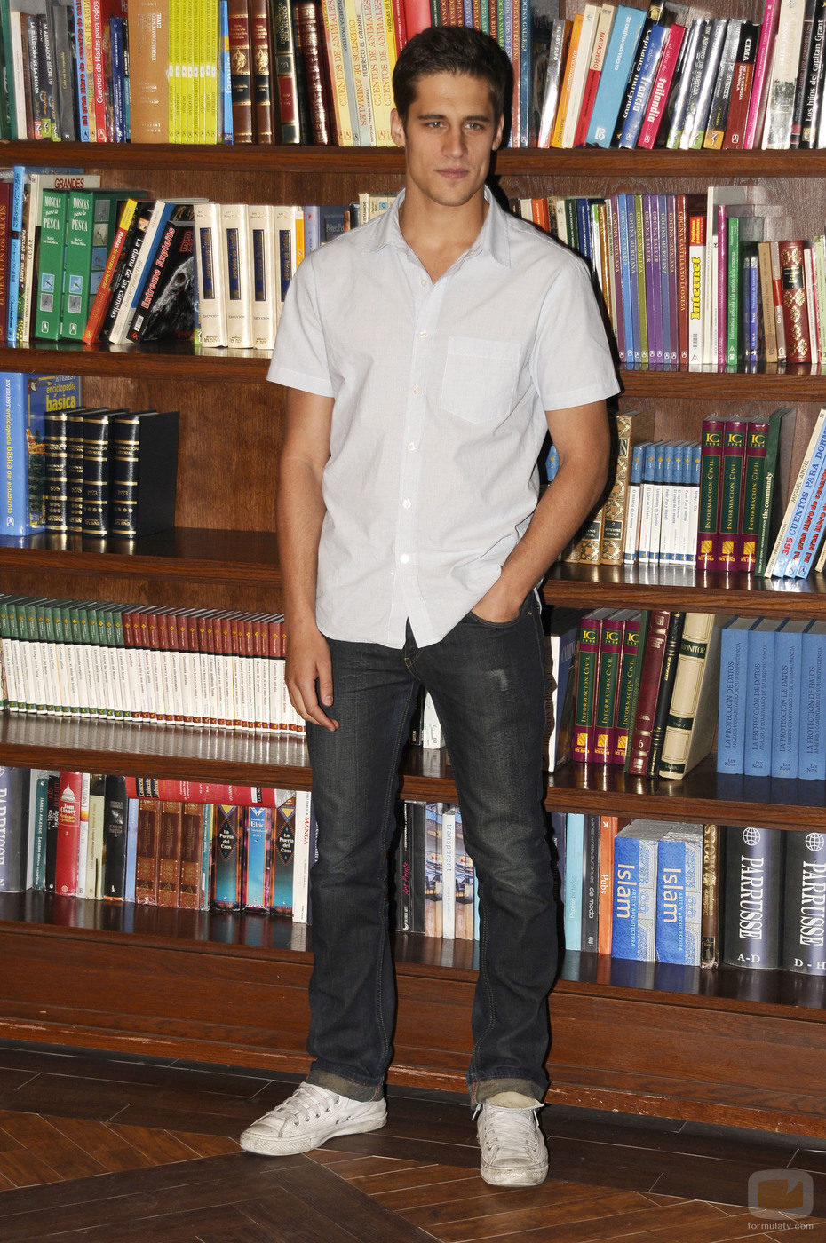Martín Rivas posa como el joven Marcos en la serie 'El Internado'