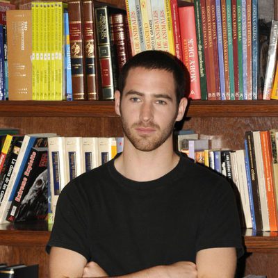 Adam Quintero es el hermano de Amelia en 'El internado'