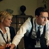 Harry Lloyd y Martha Plimpton en Capítulo 6 titulado 'El último eslabón' de 'Prime Target'