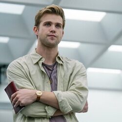 Leo Woodall en el 1x07 de 'Prime Target'