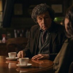 Sidse Babett Knudsen y Stephen Rea en Capítulo 7 titulado 'El buscador de primos' de 'Prime Target'