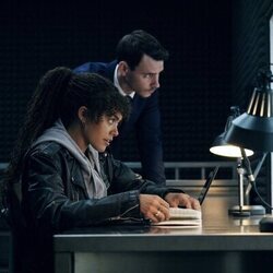 Harry Lloyd y Quintessa Swindell en 1x07 'El buscador de primos' de 'Prime Target'