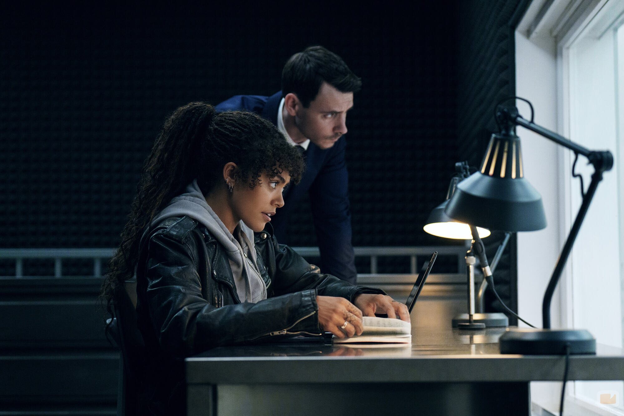 Harry Lloyd y Quintessa Swindell en 1x07 'El buscador de primos' de 'Prime Target'