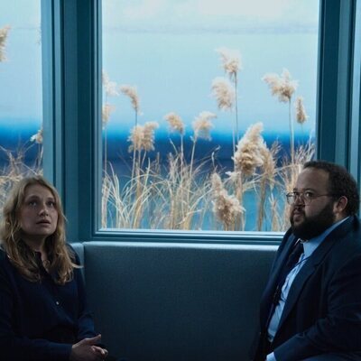 Merritt Wever y Zach Cherry en Capítulo 6 titulado 'Atila' de 'Separación'
