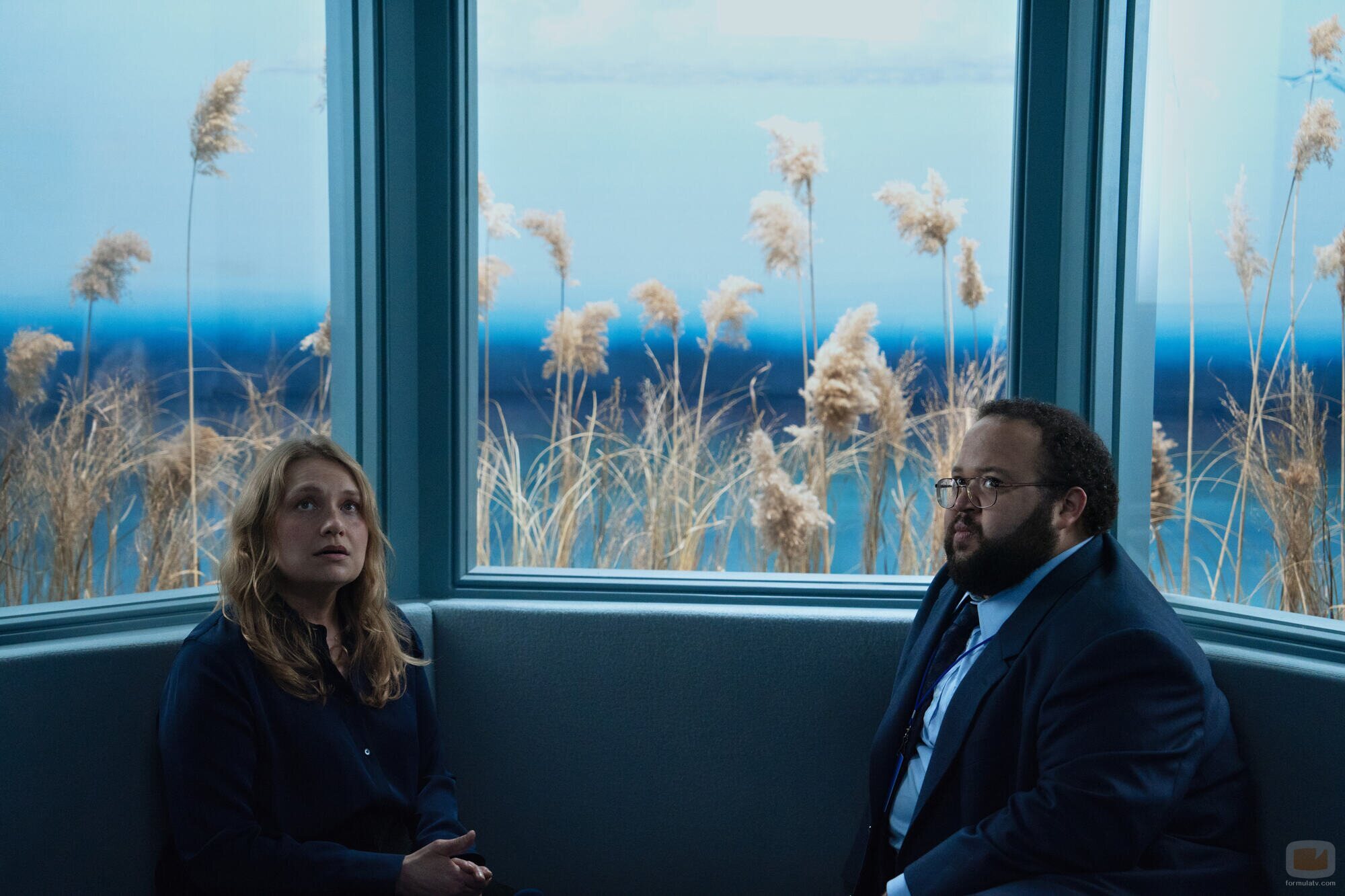 Merritt Wever y Zach Cherry en Capítulo 6 titulado 'Atila' de 'Separación'