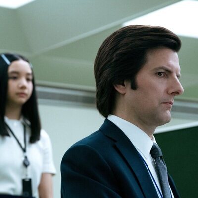 Adam Scott y Sarah Bock en el 2x06 de 'Severance'