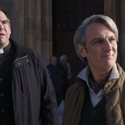 Ernesto Alterio y Jorge Usón en 1x06 titulado '¡Viva Pilar!' de 'Su Majestad'