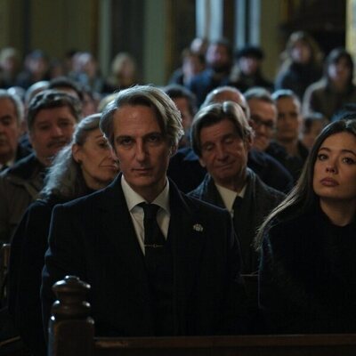 Ernesto Alterio y Anna Castillo en 1x06 '¡Viva Pilar!' de 'Su Majestad'