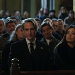 Ernesto Alterio y Anna Castillo en 1x06 '¡Viva Pilar!' de 'Su Majestad'