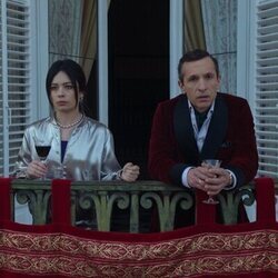Pablo Derqui y Anna Castillo en la temporada 1 y el capítulo 07 de 'Su Majestad'