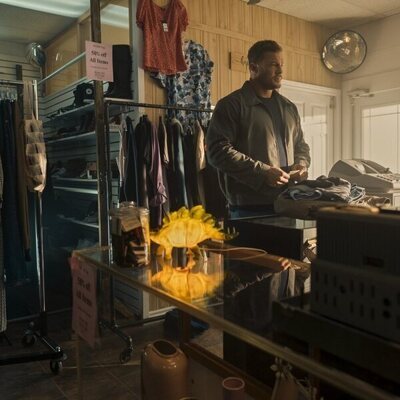 Alan Ritchson en Capítulo 1 titulado 'Cajero automático' de 'Reacher'