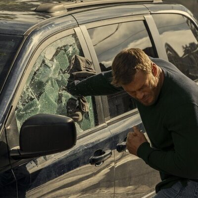 Foto de Alan Ritchson en la temporada 2 y el capítulo 01 de 'Reacher'