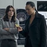 Serinda Swan y Maria Sten en el 2x03 de 'Reacher'